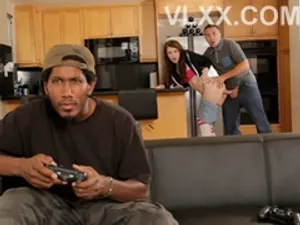 Quản lý già Nắc vợ yêu của cậu nhân viên và lời hứa giúp cậu ta thăng tiến