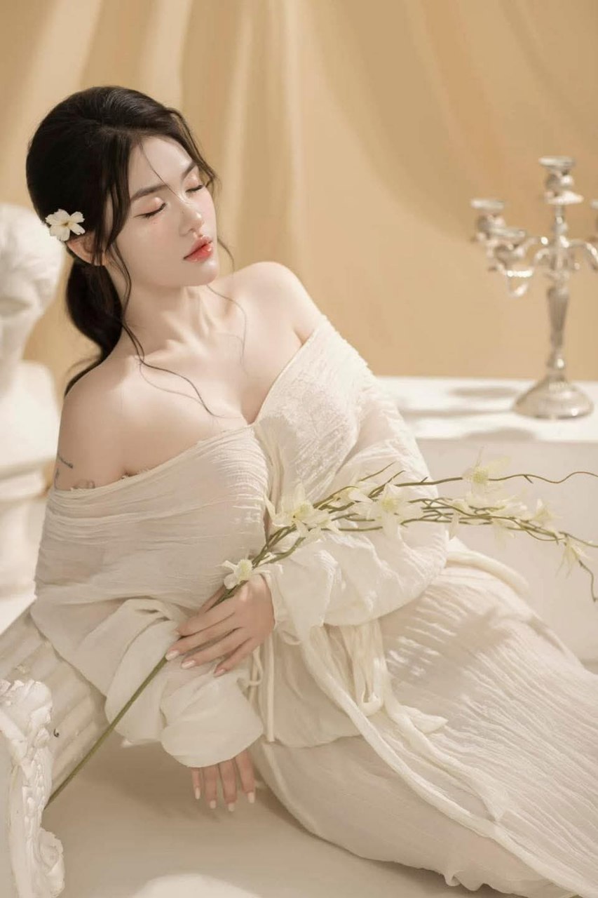 Hoàng đế tìm thấy một nhóm các cô gái có đôi chân dài